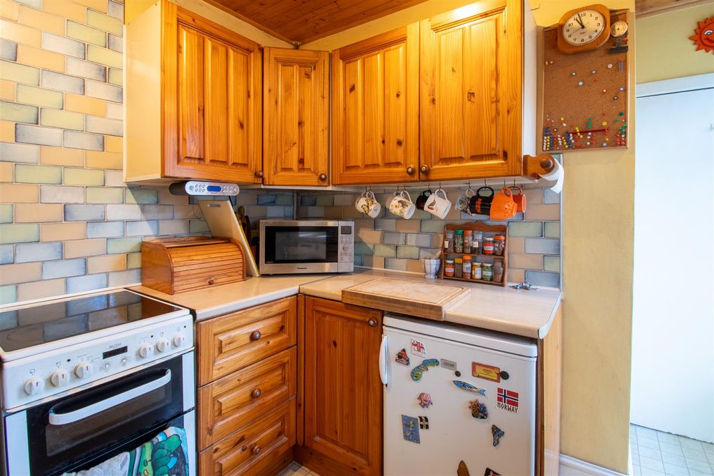 Property photo 3 of 19 Kitchen