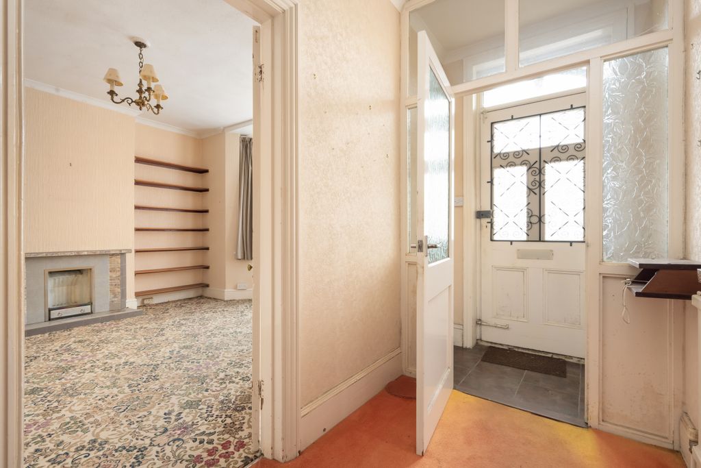 Property photo 3 of 18 Entrance Hall
