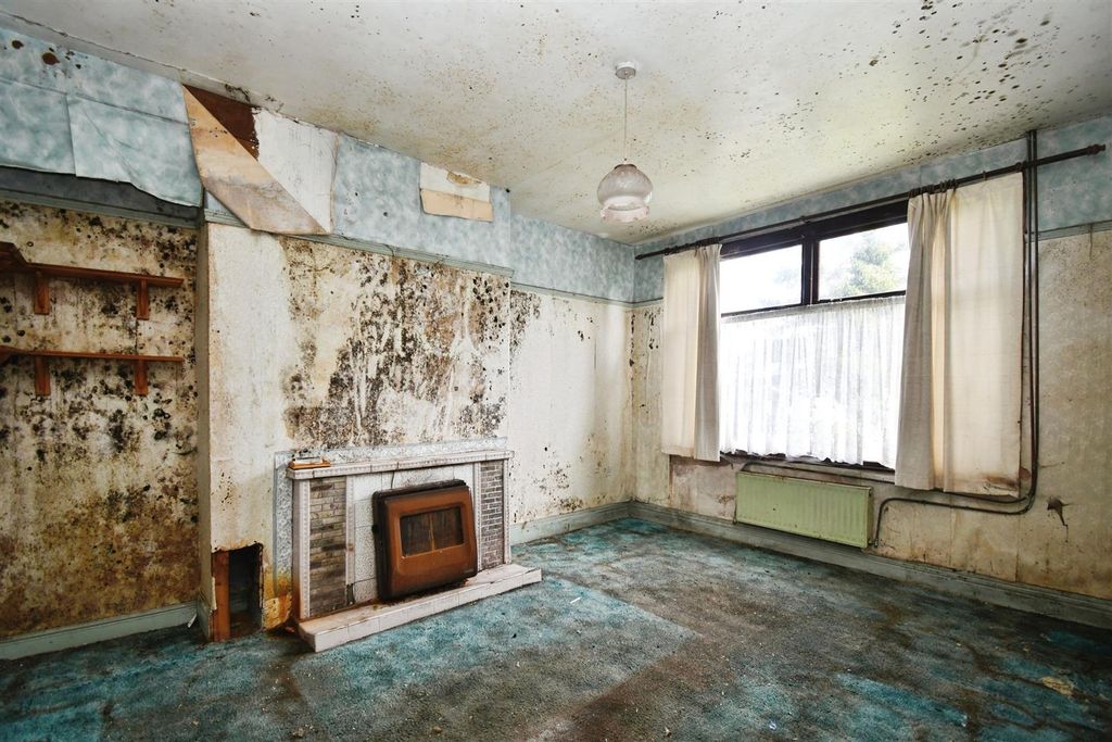 Property photo 3 of 10 Dining Room
