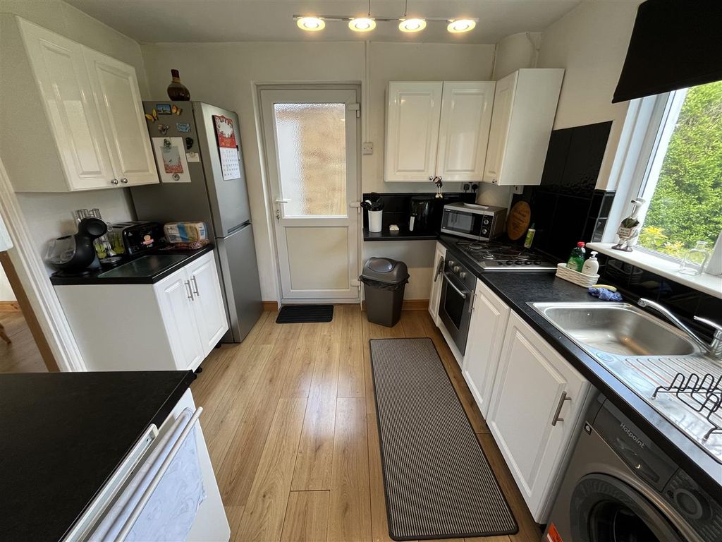 Property photo 3 of 10 Kitchen