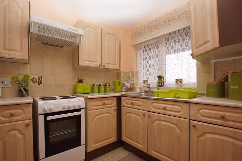 Property photo 3 of 10 Kitchen