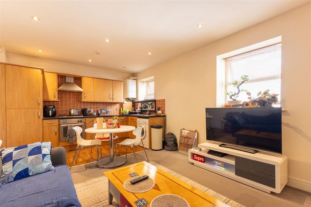 Property photo 1 of 10 Living Space
