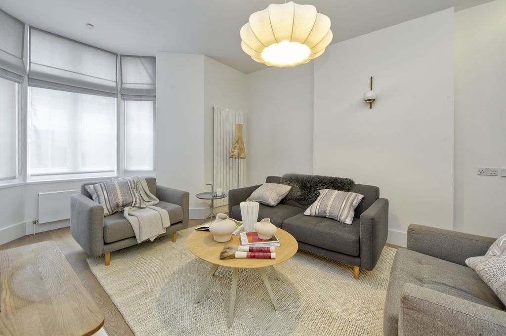 Property photo 2 of 15 Lennox Gardens