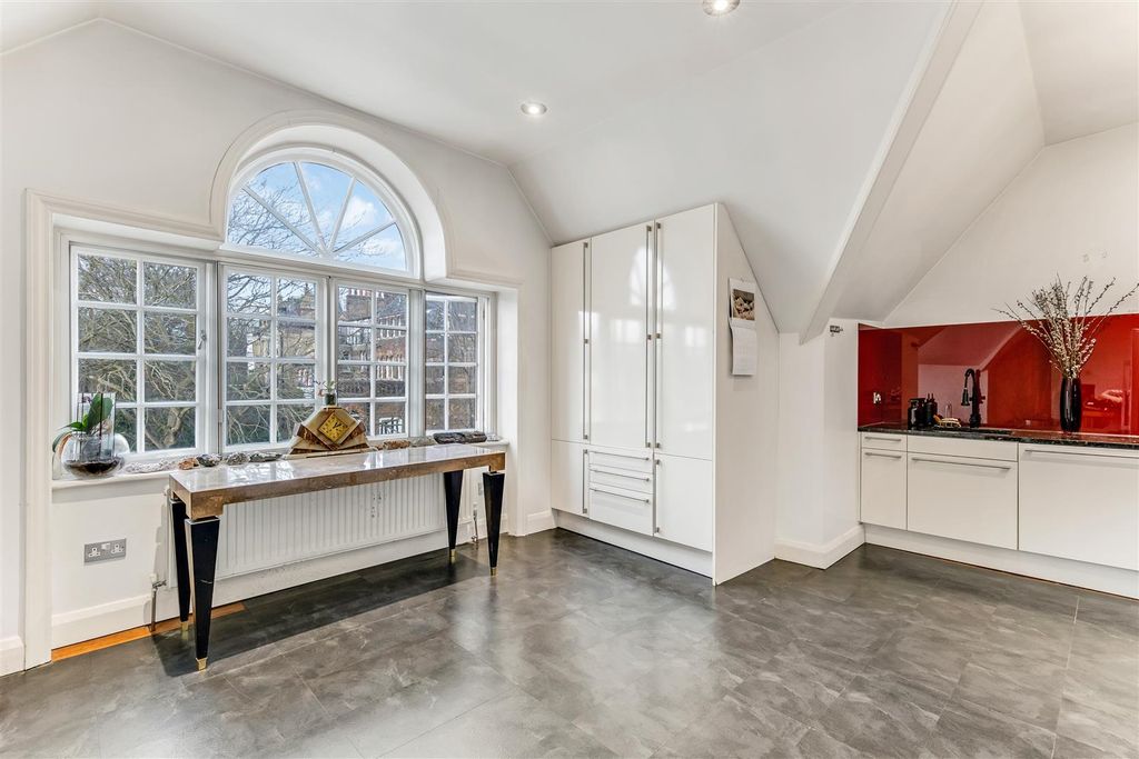 Property photo 2 of 15 Lyndhurst Road 31D-2.Jpg