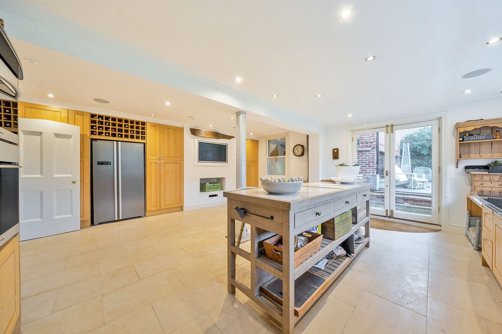 Property photo 3 of 18