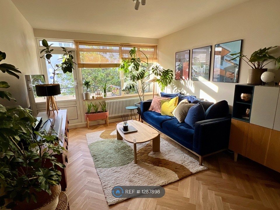 Property photo 3 of 17 Lounge