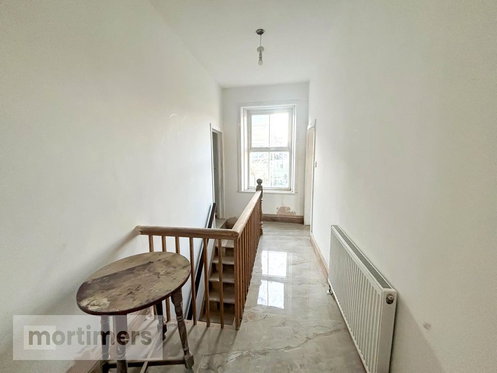 Property photo 3 of 14 Landing