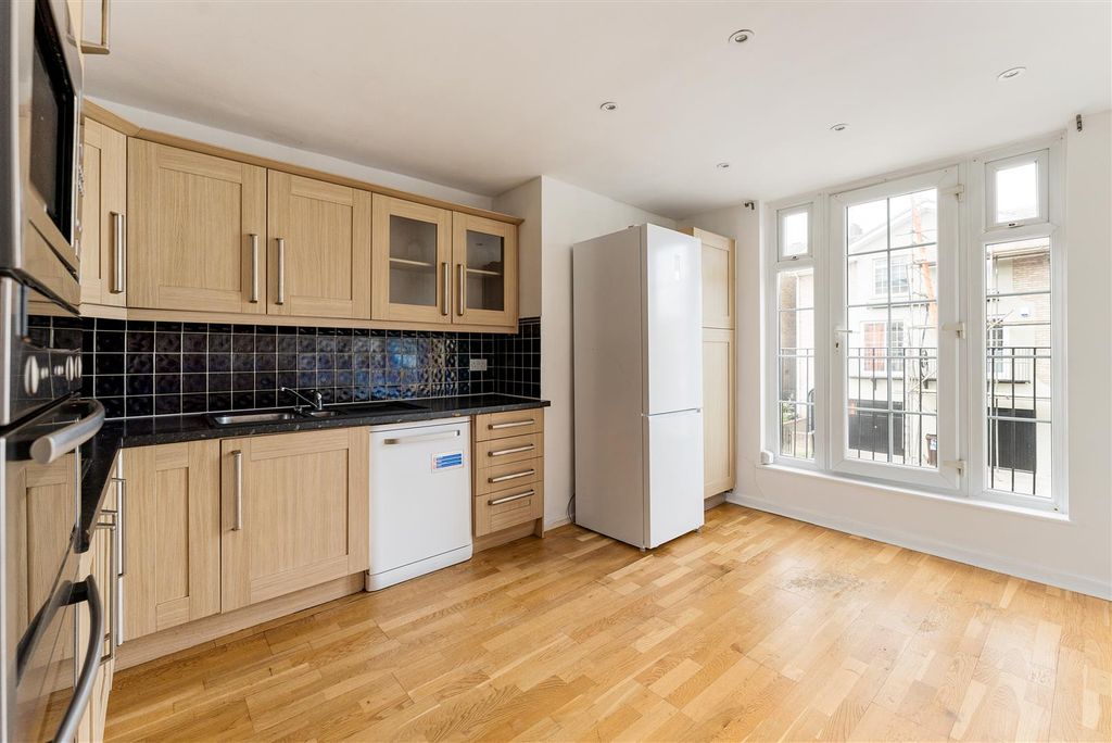 Property photo 3 of 30 Harrowgate Road, E9