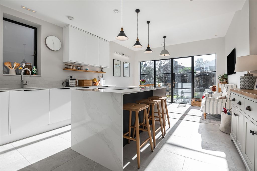 Property photo 2 of 34