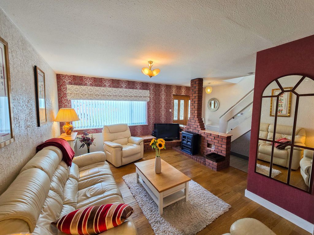 Property photo 2 of 17 Lounge