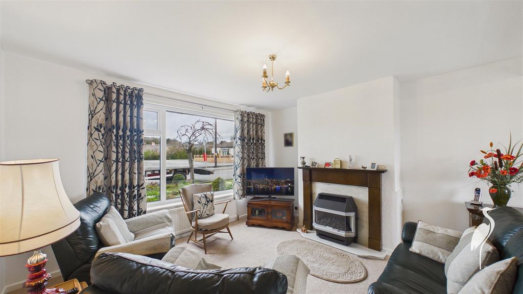 Property photo 2 of 28 Lounge