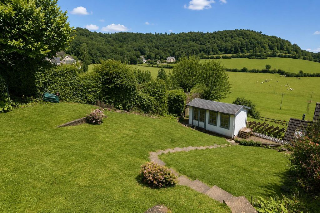 Property photo 2 of 20 Crawley Hill - Garden.Jpg