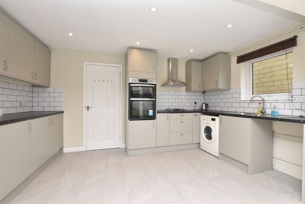 Property photo 3 of 11 Kitchen