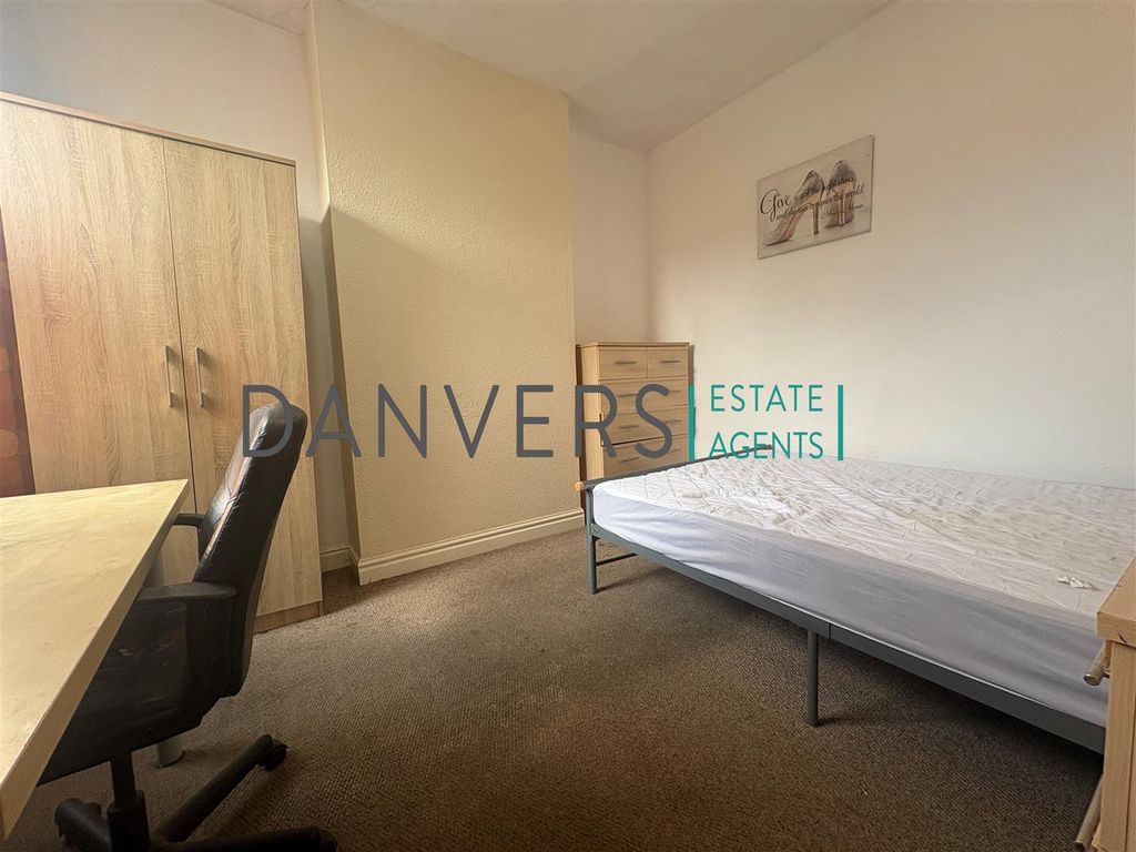 Property photo 3 of 8 Bed 3.Jpg