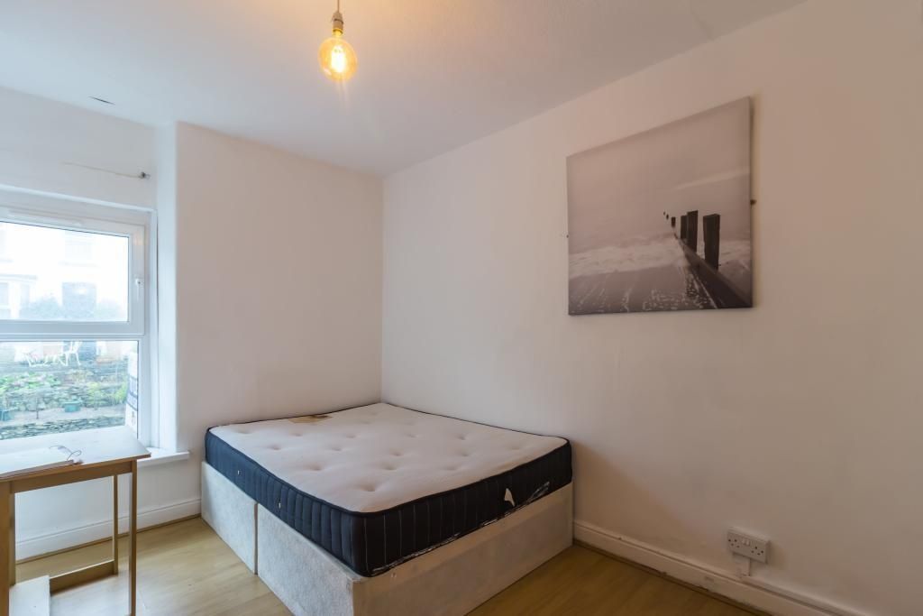 Property photo 1 of 5 Bright Bedroom With Double Bed And Desk Space...