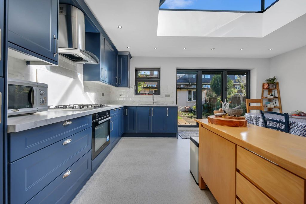 Property photo 2 of 33