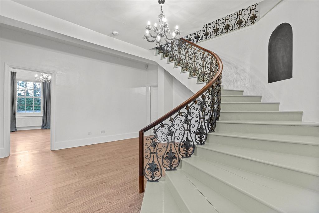 Property photo 2 of 17 Entrance Hall