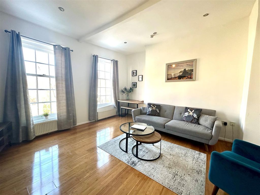 Property photo 1 of 6 Lounge.Jpg