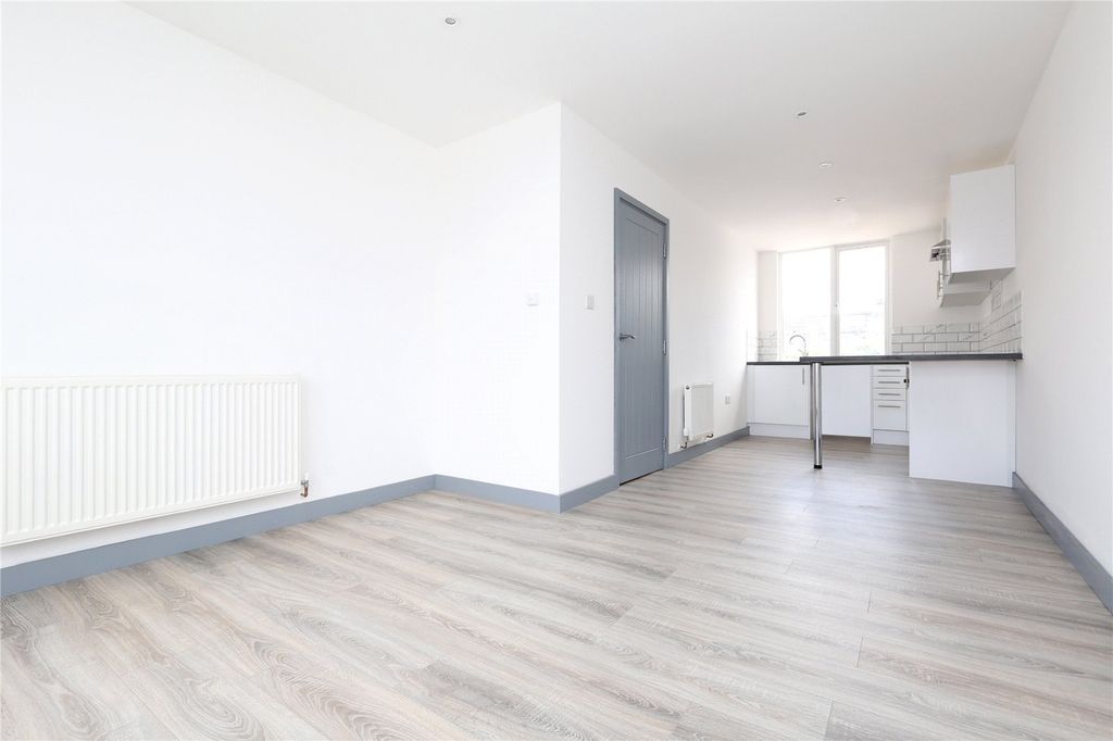 Property photo 1 of 8 Living Room/ Kitchen