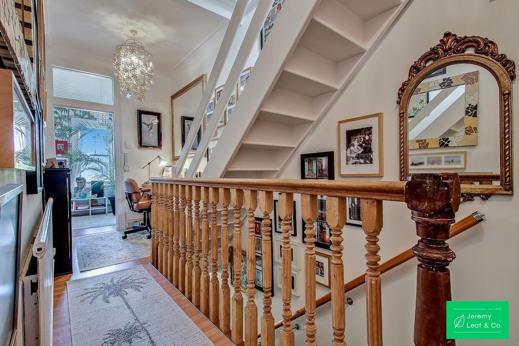 Property photo 2 of 21 Hallway