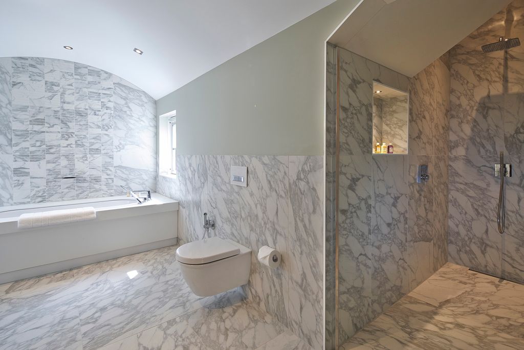 Property photo 2 of 11 Bathroom