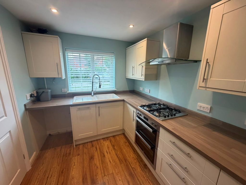 Property photo 2 of 6 Kitchen