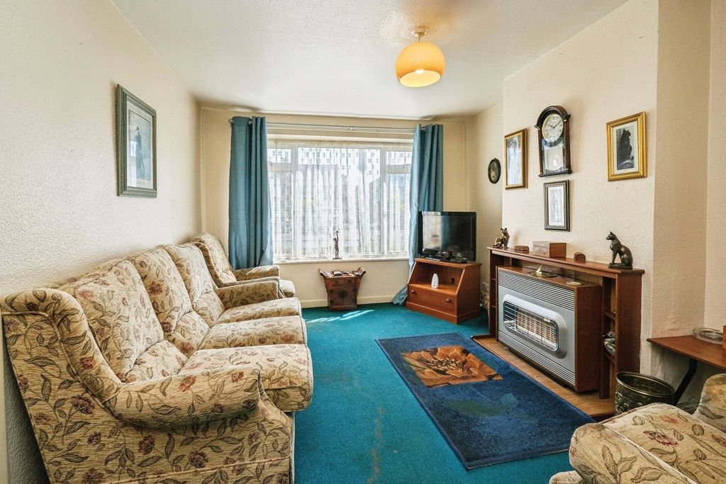 Property photo 3 of 17 Living Room