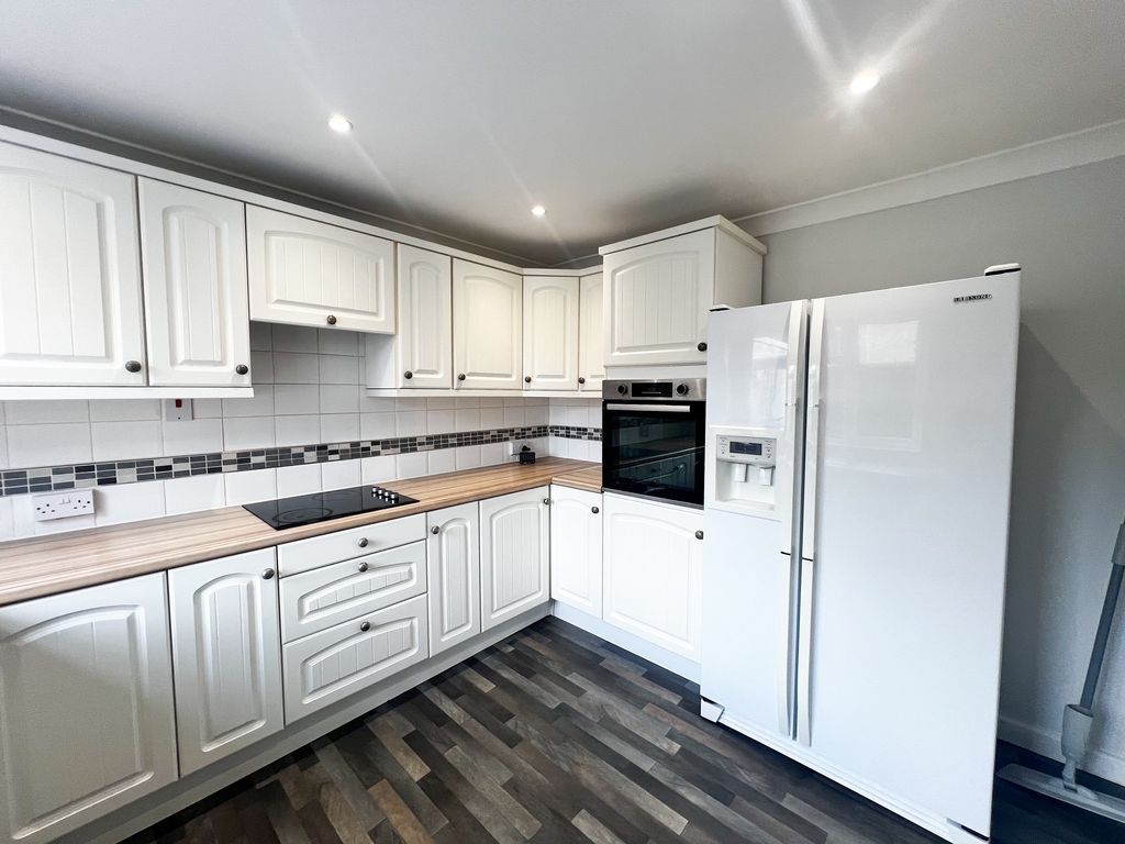 Property photo 2 of 11 Kitchen