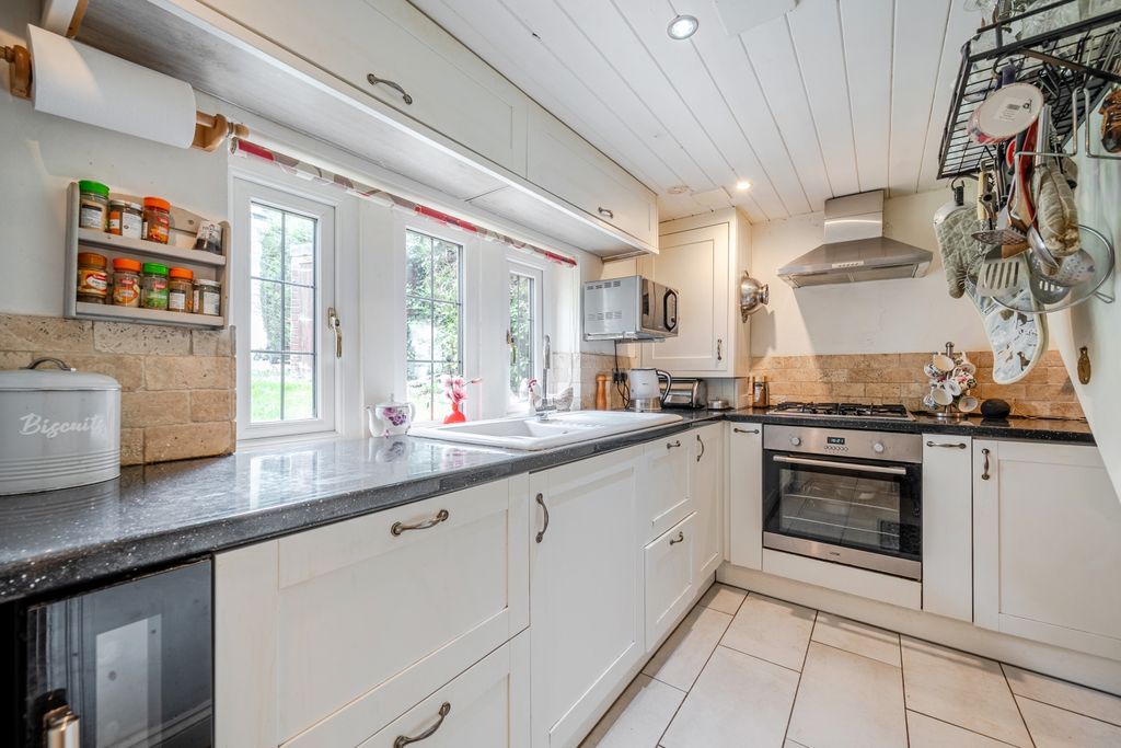 Property photo 3 of 19 Kitchen