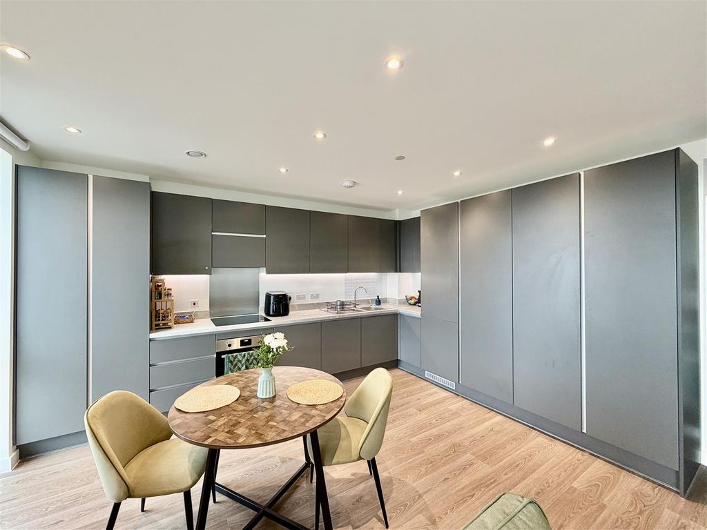 Property photo 3 of 12 Kitchen