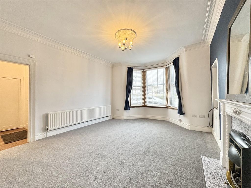 Property photo 3 of 16 Lounge