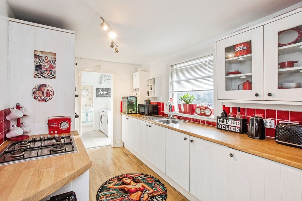 Property photo 3 of 17 Kitchen
