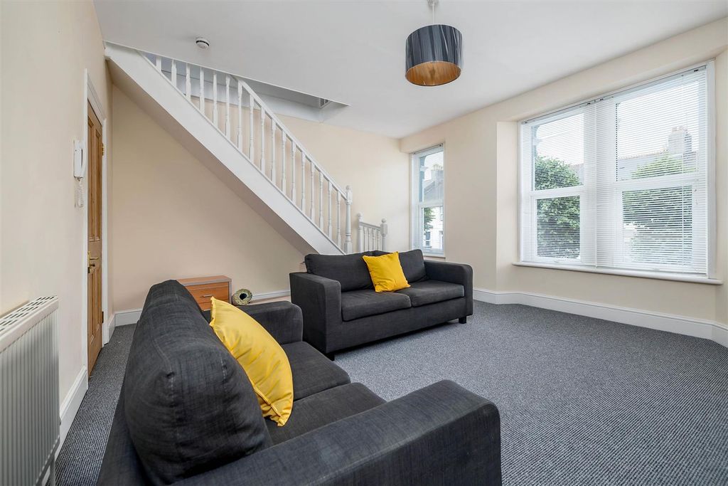 Property photo 1 of 11 Lounge 2