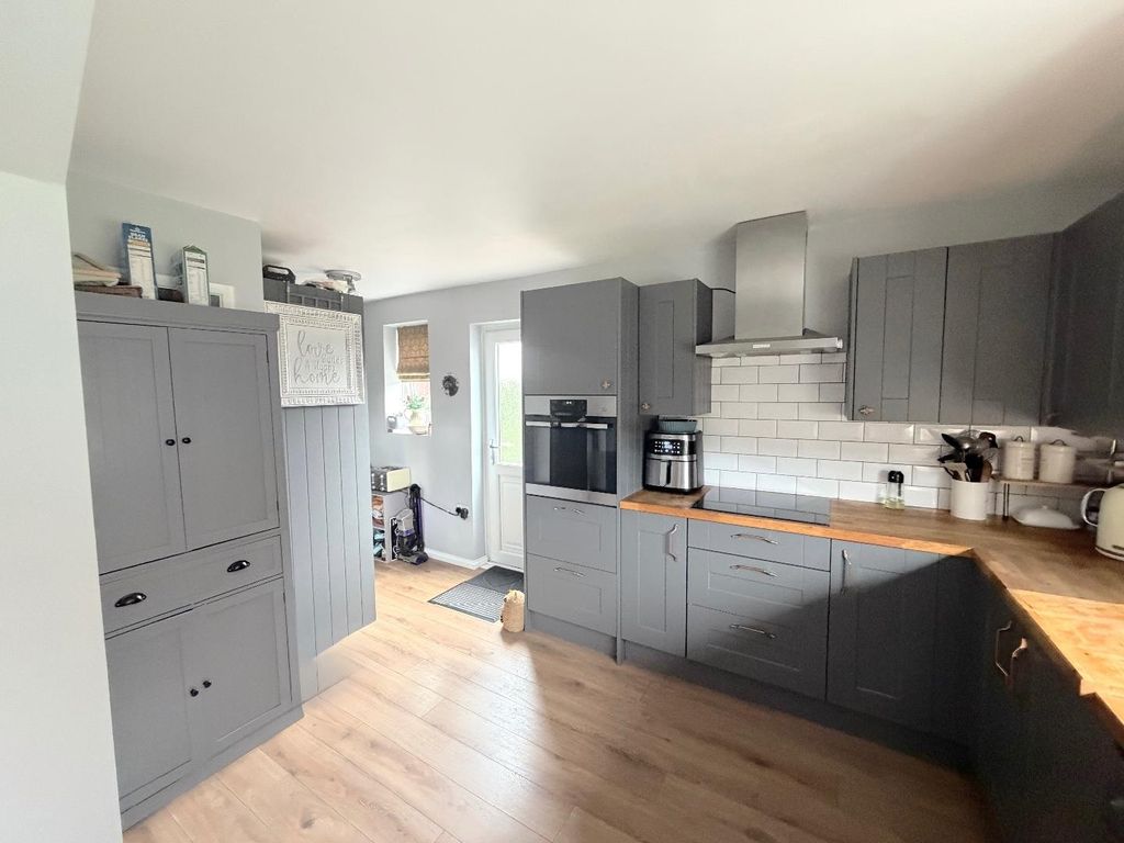 Property photo 3 of 8 Kitchen