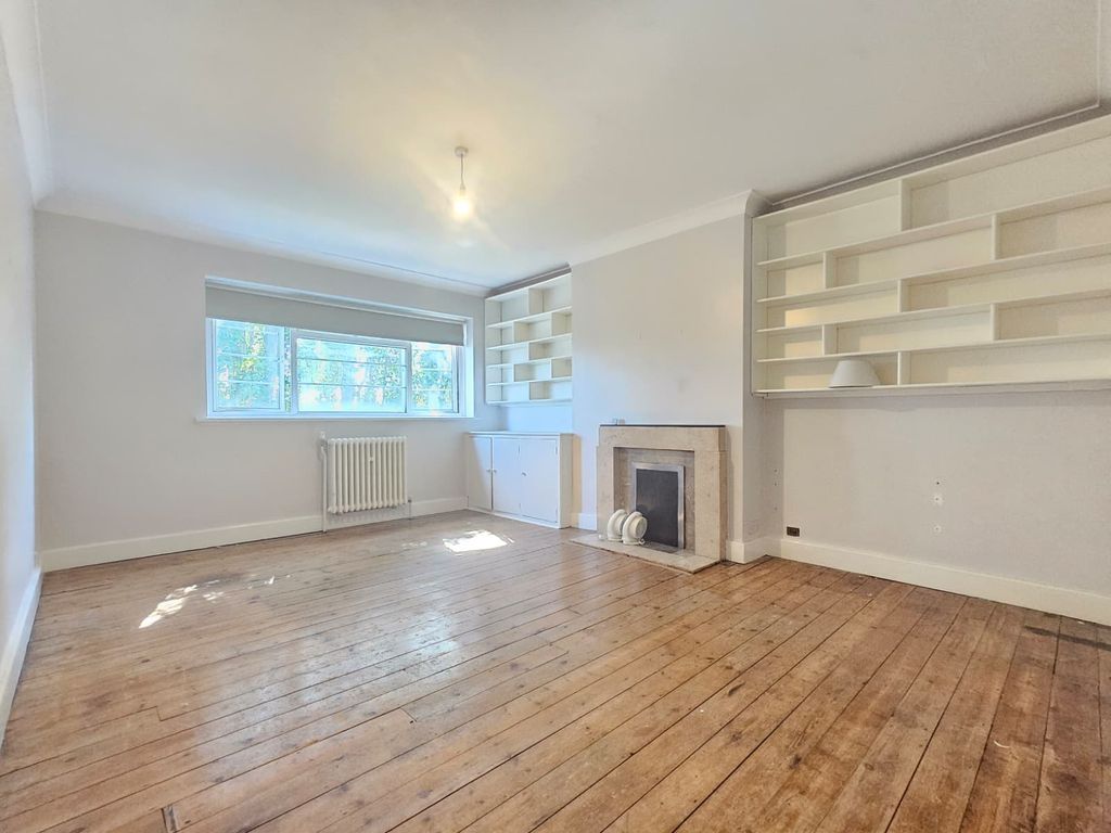 Property photo 1 of 10 Living Room 