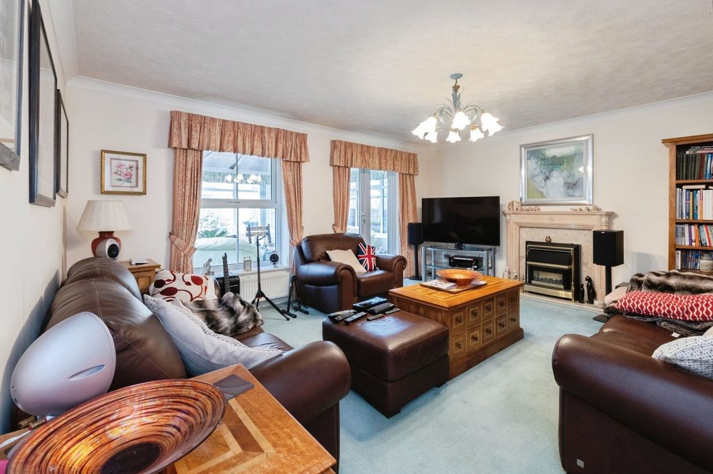 Property photo 2 of 20