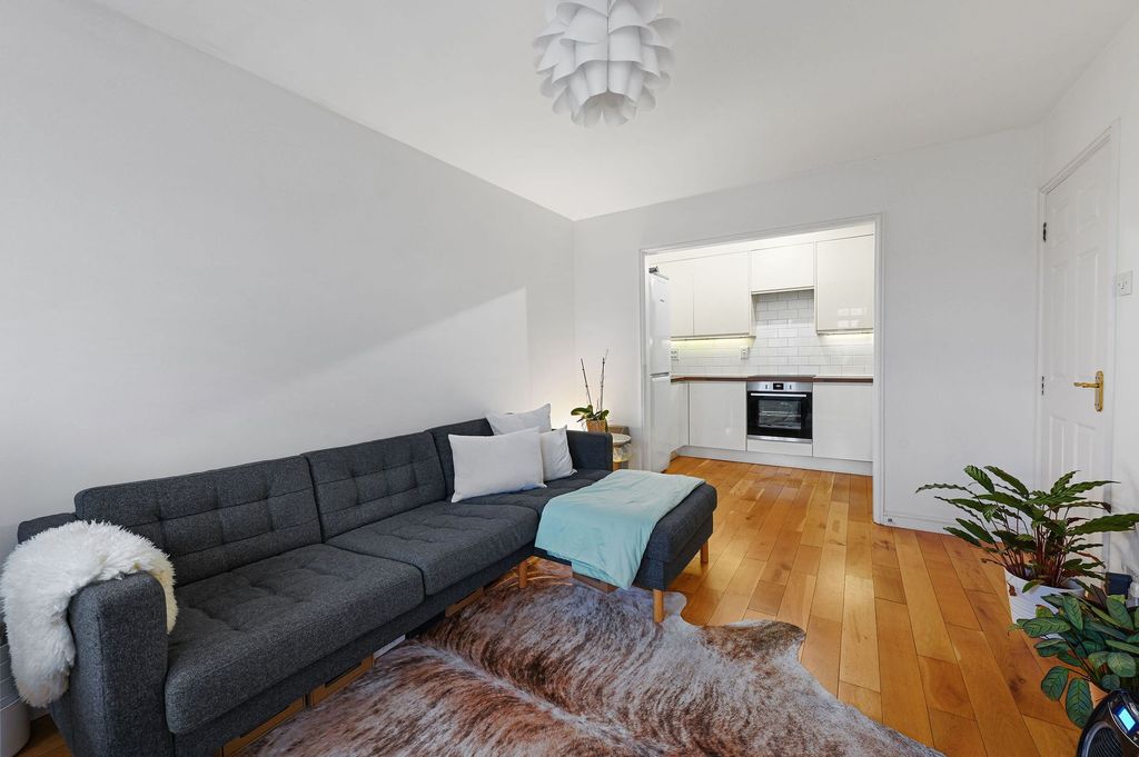 Property photo 2 of 13 Cassland Road E9