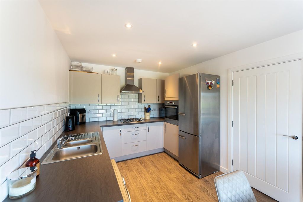 Property photo 3 of 24 14 Cowleaze 7.Jpg