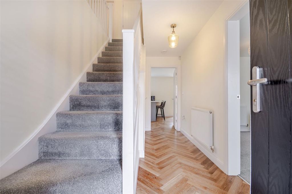 Property photo 2 of 24 Entrance Hall