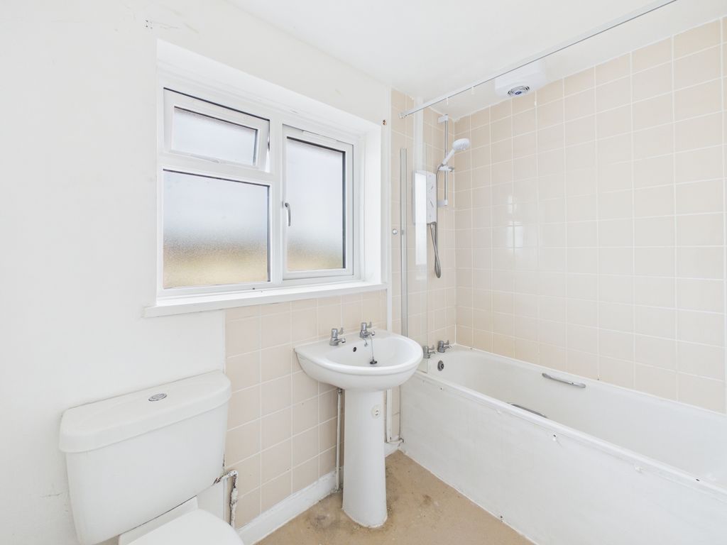 Property photo 3 of 9 Bathroom