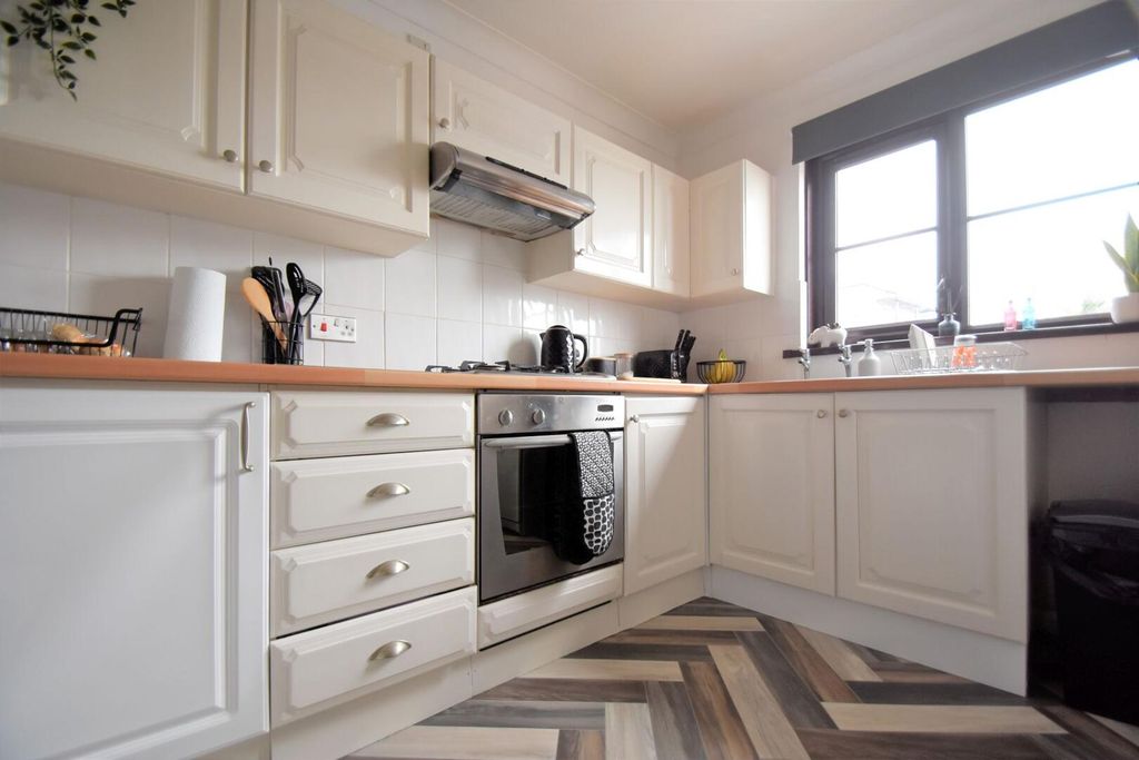 Property photo 3 of 9 Kitchen