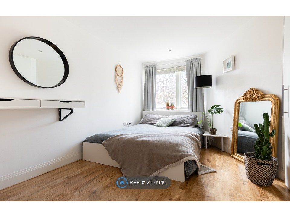 Property photo 3 of 22 Large Bedroom With A Spacious Built-In Wardrobe