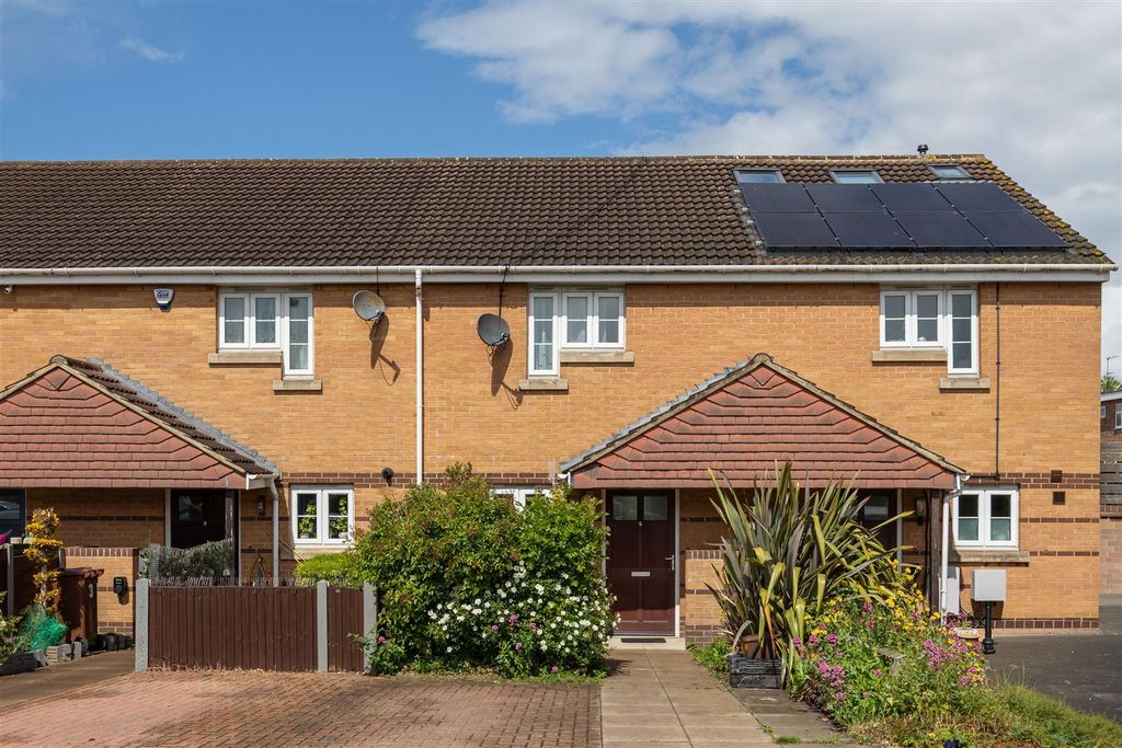 Property photo 1 of 17 Forster Close, Ig8