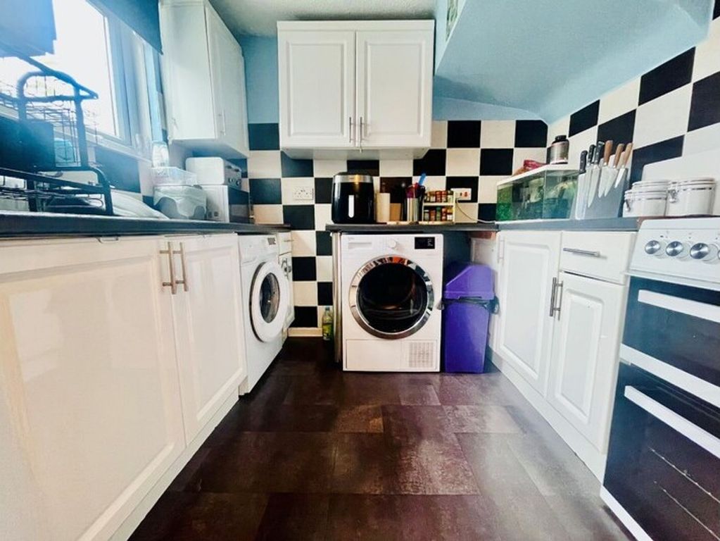 Property photo 3 of 12 Kitchen