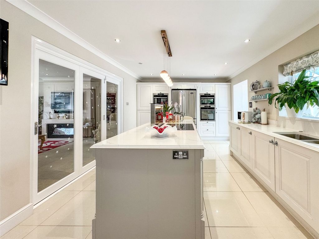 Property photo 3 of 15 Dining Kitchen