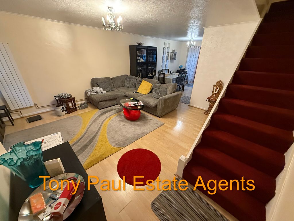 Property photo 3 of 11 Through Lounge