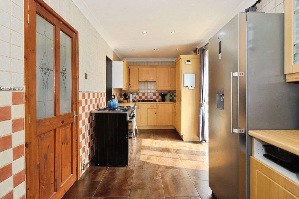 Property photo 3 of 17 Kitchen