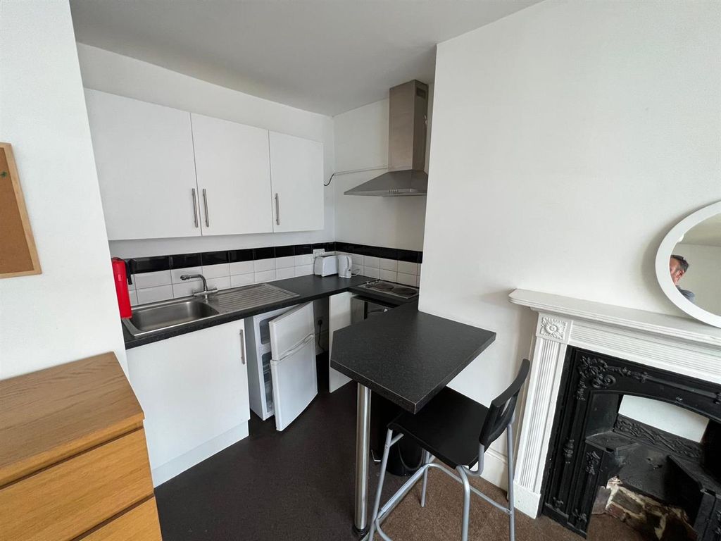 Property photo 3 of 7 Studio