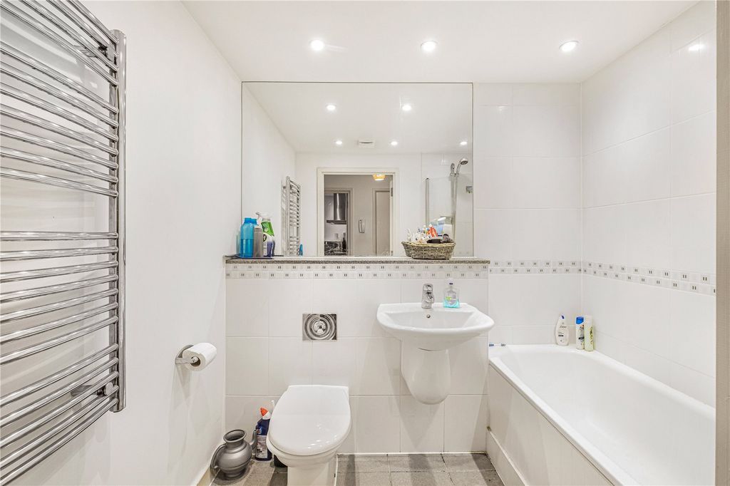Property photo 3 of 9 Bathroom