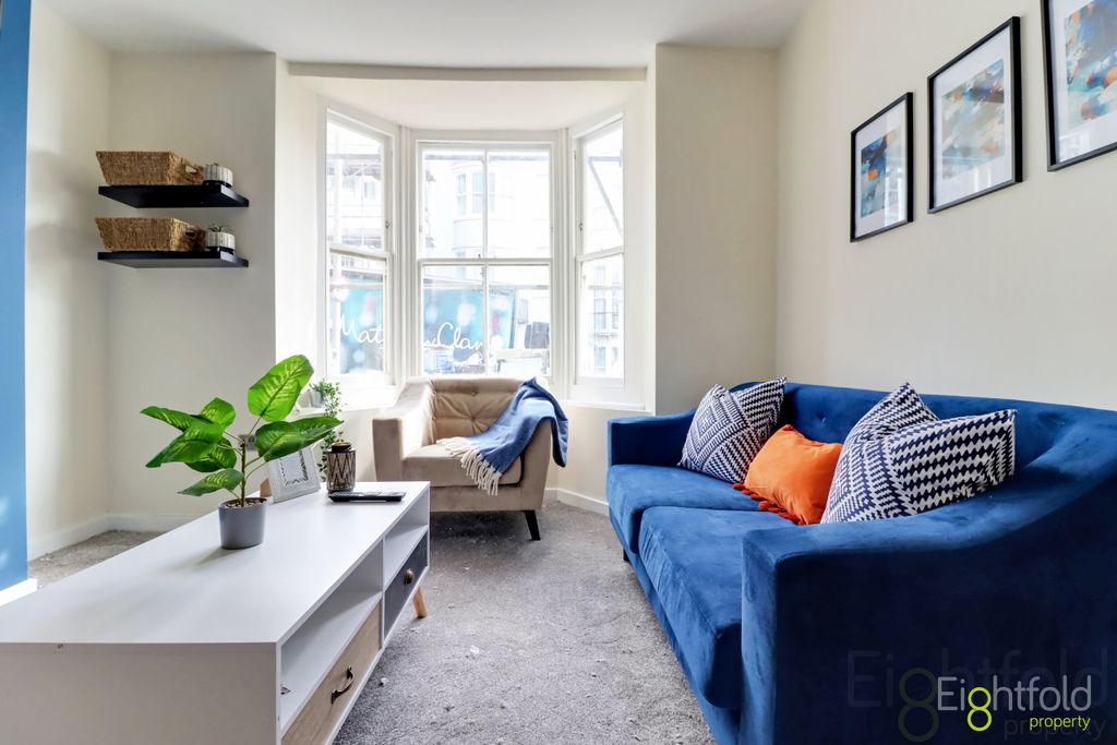 Property photo 3 of 21 Living Toom